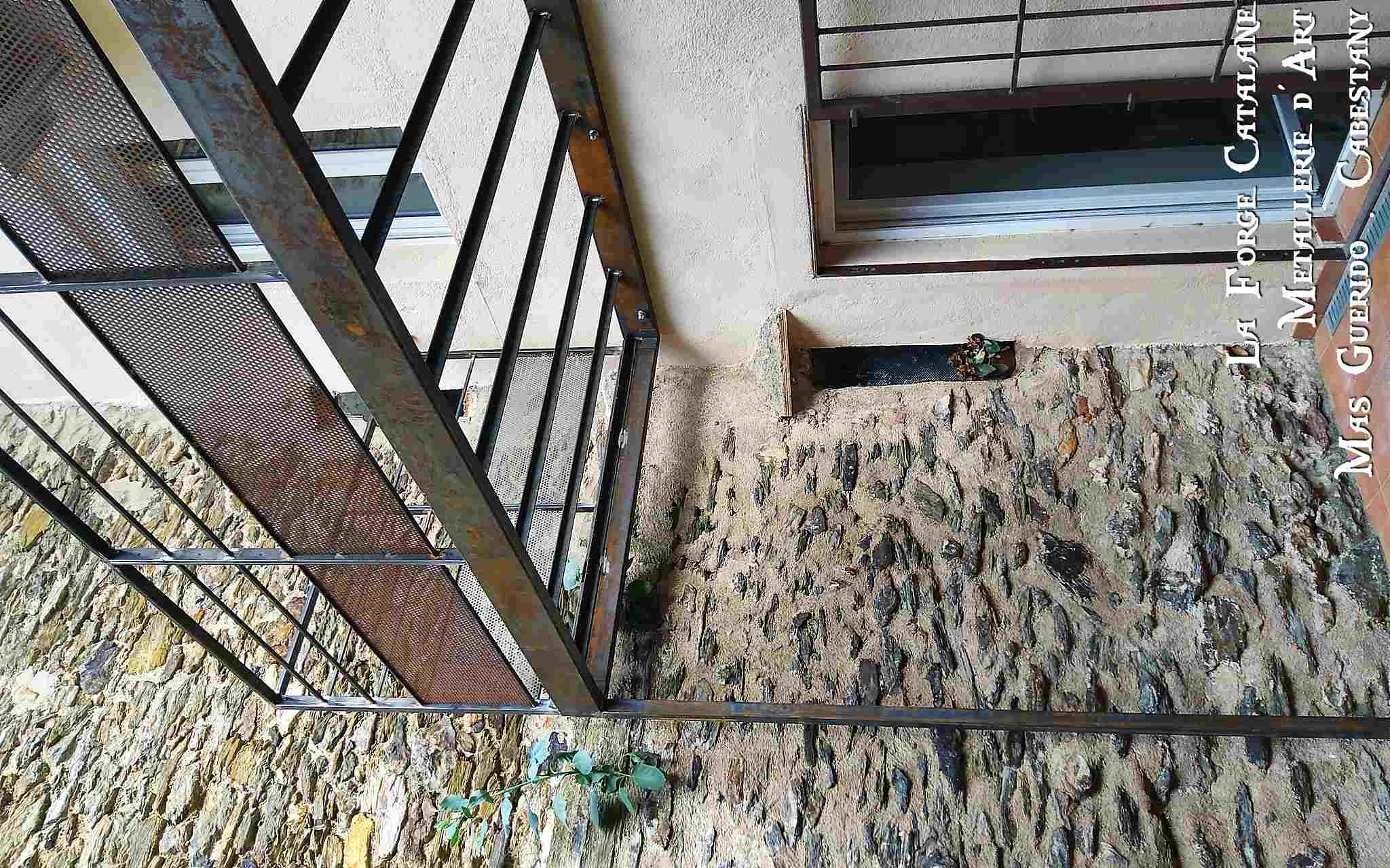 ossature en fer avec garde corps remplissage partie basse en tole perforees forge catalane.jpg